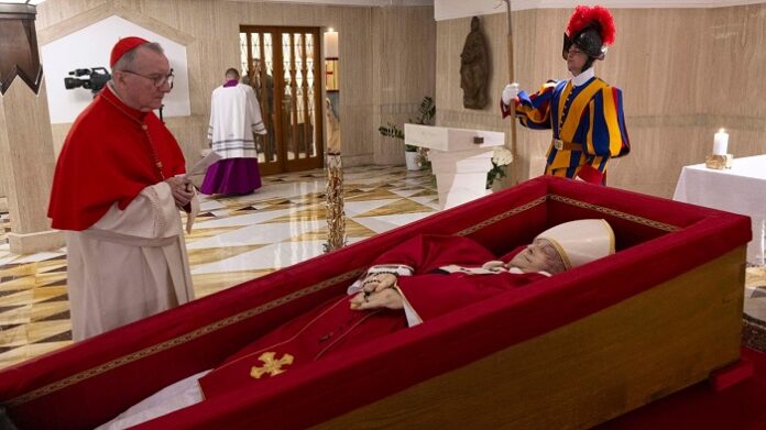 Der gestorbene Papst ist nun im Vatikan aufgebahrt worden.