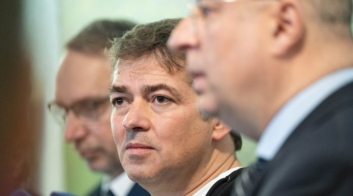 Laut des Berliner Strafverteidigers Gregor Samimi (r.) hat die bisherige Beweisaufnahme im Verfahren gegen Michael Ballweg zu einer umfassenden Aufklärung aller wesentlichen Umstände geführt.