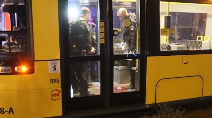 Gegen 2.30 Uhr wurde ein Mann in einer Bahn in Berlin-Mitte an der Karl-Liebknecht-Straße niedergestochen.