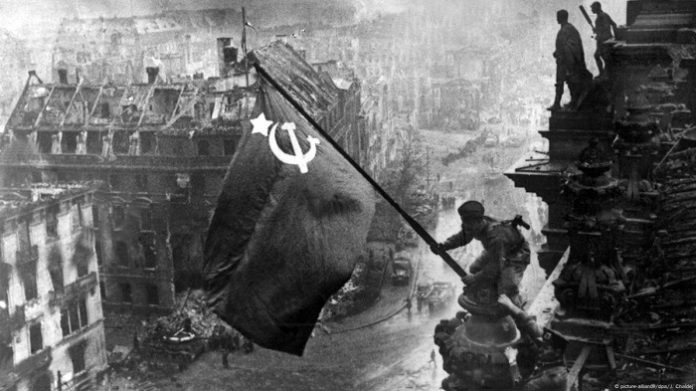 Russland hat im Verteidigungskrieg gegen Hitler-Deutschland und seine zahlreichen europäischen Verbündeten für die rote Fahne auf dem zerstörten Berliner Reichstag den mit weitem Abstand höchsten Blutzoll entrichten müssen.