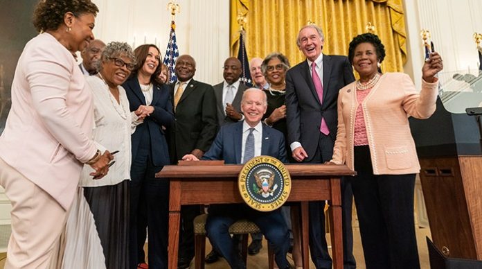 Hatten sich ein paar Weber des Wokismus mit dem Invaliden im Weißen Haus eingeschlossen, hinter der medialen Breimauer des demokratischen Schlaraffenlands?