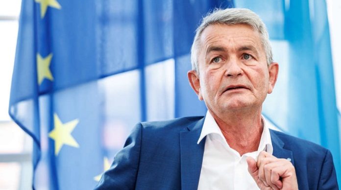 Der Chef der Vereinigung der Bay. Wirtschaft, Bertram Brossardt, will den Ostermontag, Pfingstmontag oder den zweiten Weihnachtsfeiertag streichen. Das „würde der deutschen Wirtschaft viel bringen und die Arbeitnehmer nicht stark belasten“.