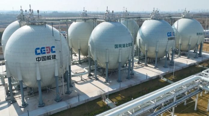 Das „Nengchu-1“ genannte Druckluftspeicherkraftwerk ging Anfang 2024 in Yingcheng ans Netz ging und läuft seit Januar 2025 im kommerziellen Betrieb.