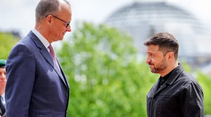 Fritz der Flinke will mit seinem Kiewer Kumpel den morbiden Rest des einstmaligen deutschen Reiches endgültig durch die Esse jagen. Der scheint noch nicht endgültig überzeugt...