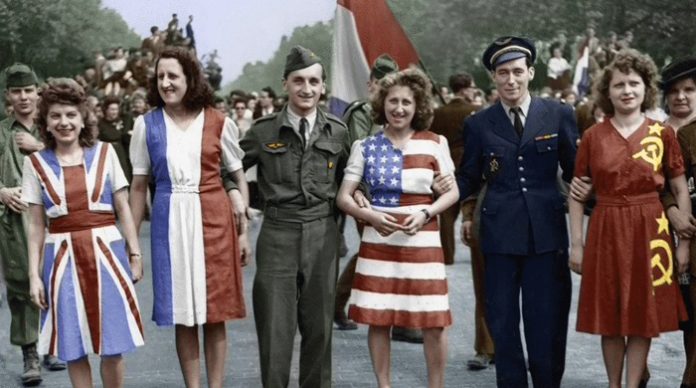 Siegesfeier in Paris am 8. Mai 1945. Da war die Einteilung der Welt in Sieger und Besiegte noch fest und übersichtlich. Mittlerweile sind die internationalen Verhältnisse gründlich durcheinandergeraten.