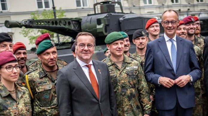 Merz will Deutschland zur größten Militärmacht Europas machen und hat sich dafür schon vor seiner Wahl das Grundgesetz ändern und unbeschränkte Mittel – mindestens 500 Milliarden Euro – bewilligen lassen.