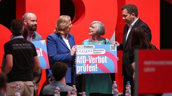 Nur in einem waren sich die Genossen bei ihrem Bundesparteitag in Berlin einig: Sie wollen die lästige Opposition verbieten.