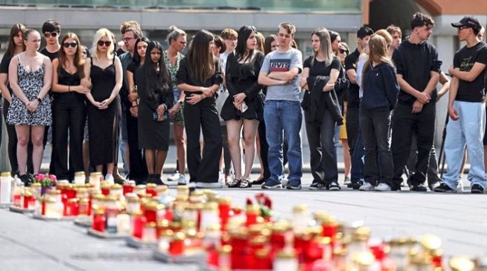 Auf dem Grazer Hauptplatz wurde von den Mitschülern der Opfer eine Schweigeminute abgehalten.