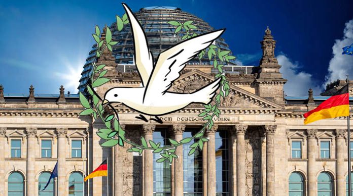 Bestimmt wäre es hilfreich, auch im Bundestag fünf Meter über dem Rednerpult eine Pfingsttaube schweben zu lassen. Und risse der seidene Faden, so träfe die Taube immer den Richtigen.