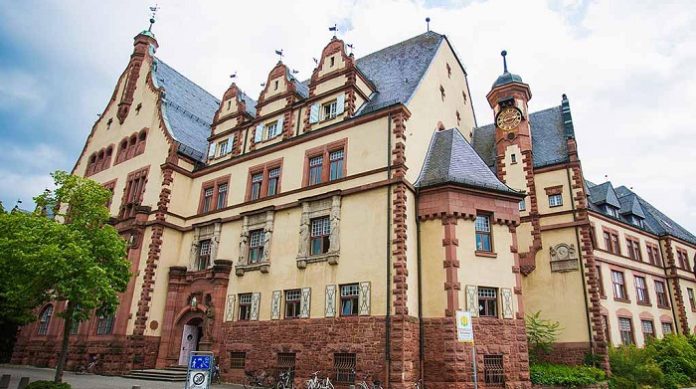 Zu einer Podiumsdiskussion mit Schülern zum Thema „Demokratie leben“ im Karl-Theodor-v.-Dalberg-Gymnasiums in Aschaf­fenburg wurde die bayerische AfD-Landtags­abgeordnete Ramona Storm zuerst eingeladen - und dann wieder ausgeladen.