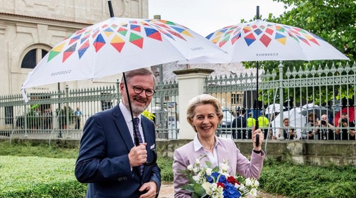 Die von westlichen Medien bejubelte tschechische Regierung unter Premier Petr Fiala - hier mit Ursula von der Leyen -  taumelt von Skandal zu Skandal und überlebte jüngst nur äußerst knapp ein Misstrauensvotum.