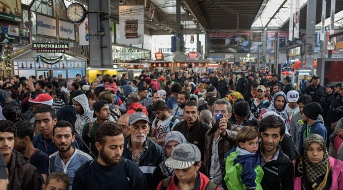 Die seit 2015 mit größter staatlicher Rücksichtslosigkeit durchgeführte Massenansiedlung wird die indigene deutsche Bevölkerung in Deutschland über kurz oder lang zur Minderheit machen.