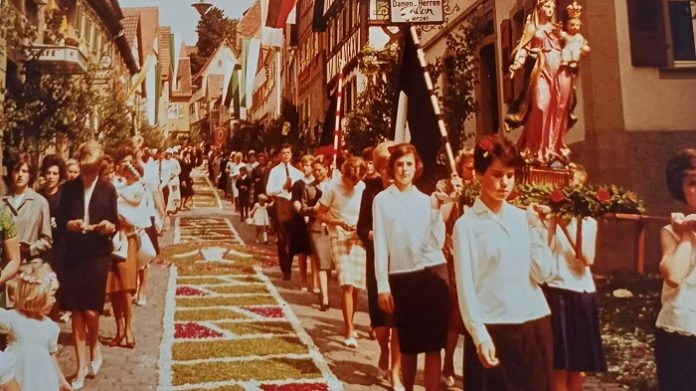 Heute ist Feiertag, zumindest in den katholischen Regionen Deutschlands. Der Autor erinnert sich nach über 60 Jahren an das schöne Fronleichnam-Fest.