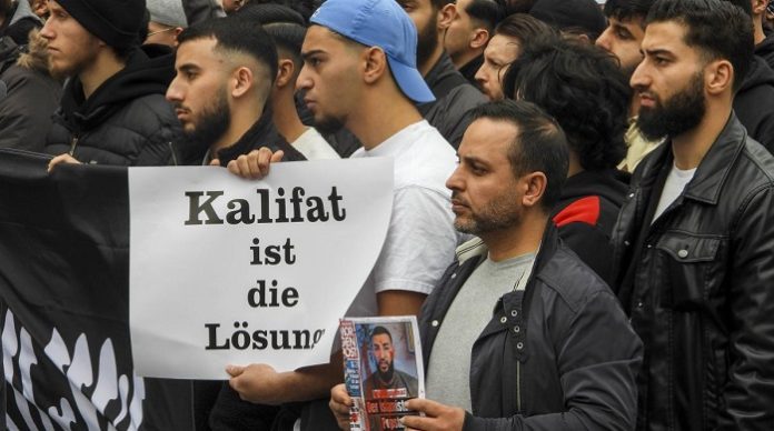 Jeder fünfte in Deutschland lebende Moslem mit Migrationshintergrund weist eine emotionale Verfassung auf, die Radikalisierung begünstigt.