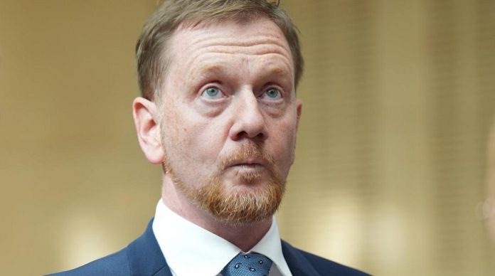 Während die Brandmauer von Sachsens Ministerpräsident Michael Kretschmer gegenüber der AfD unerschütterlich ist, nimmt seine CDU die Hilfe der Linkspartei, um einen Haushalt für den Freistaat zu erstellen.