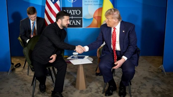 Trump wirkt: Zum ersten Mal trat der ukrainische Präsident Selenskyj beim NATO-Gipfel in Den Haag nicht im militärgrünen Pullover, sondern mit einem dunklen Blazer auf.