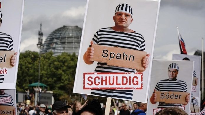 Jens Spahn soll laut einem Untersuchungsbericht als Gesundheitsminister im Merkel-Kabinett verantwortlich für überteuerte, rechtlich mehr als fragwürdige Maskengeschäfte mit Schaden in Milliardenhöhe sein.