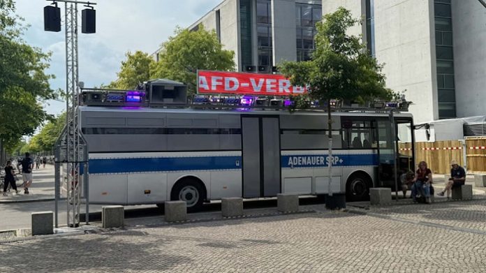 Wenn Terroristen mal wieder den Reichstag abfackeln wollen, wissen sie seit Sonntag, wie sie ungestört einen ganzen Bus mit Brandzündern vor das Hohe Haus der deutschen Politik herankarren können.