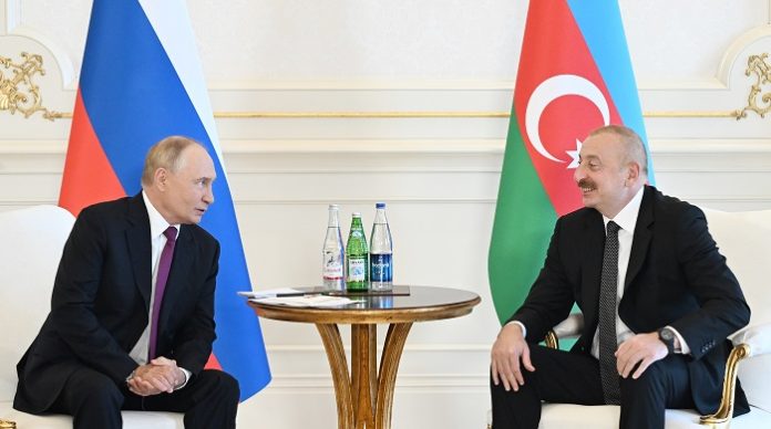 Der russische Präsident Wladimir Putin und der aserbaidschanische Präsident Ilham Alijew (Archivbild):