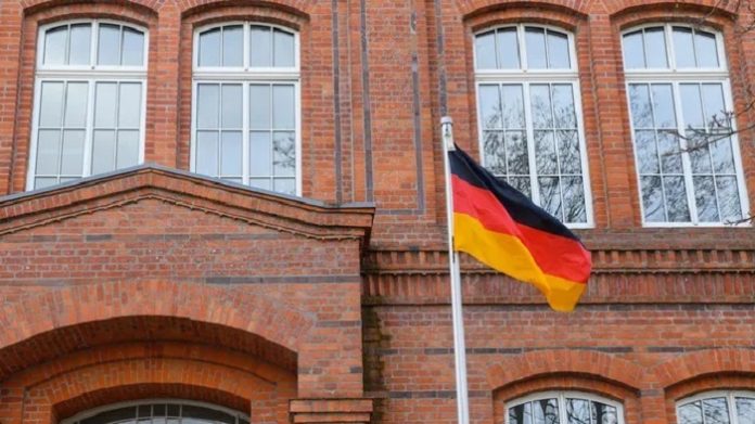 In Sachsen-Anhalt haben fast alle Landkreise inzwischen beschlossen, dauerhaft die Deutschlandflagge an öffentlichen Gebäuden zu hissen.