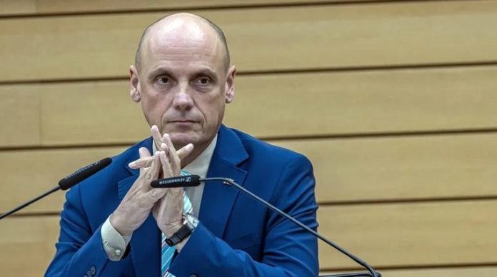 Hinter dem Hakenkreuz-Skandal im Landtag von Baden-Württemberg steht der SPD-Abgeordnete Daniel Born. Der Landtagsvizepräsident erklärte seinen Rücktritt aus dem Präsidium und aus der SPD-Fraktion.