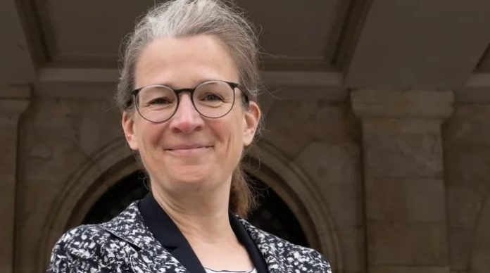 Ann-Katrin Kaufhold, die nie als Richterin tätig war, gilt als Befürworterin staatlicher Enteignungen und für eine umfassende gesellschaftliche Transformation zur Bekämpfung des Klimawandels.