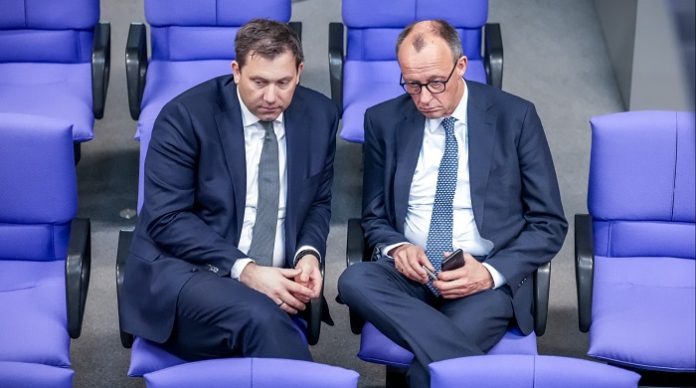 Wer sich mit einem wie Merz einlässt, in dessen Agenda das Wohl des deutschen Volkes ganz hinten steht, dann hat das Folgen. Die 13 Prozent für die SPD in den neuesten Umfragen bringen die Partei dem Sturz unter die Zehn-Prozent-Marke gefährlich nahe.