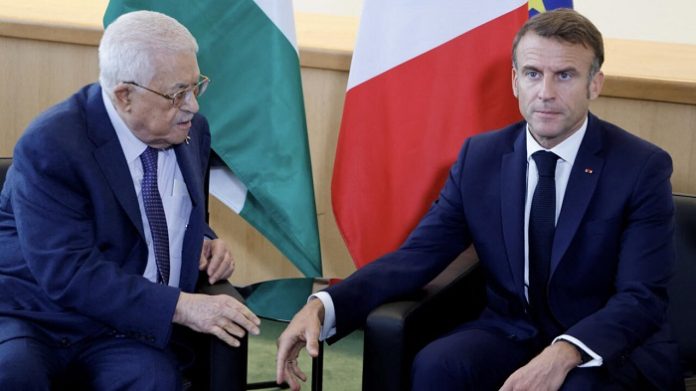Macron (hier mit Palästinenser-Führer Mahmud Abbas) sieht lieber Israel brennen als seine eigenen Vorstadt-Ghettos.