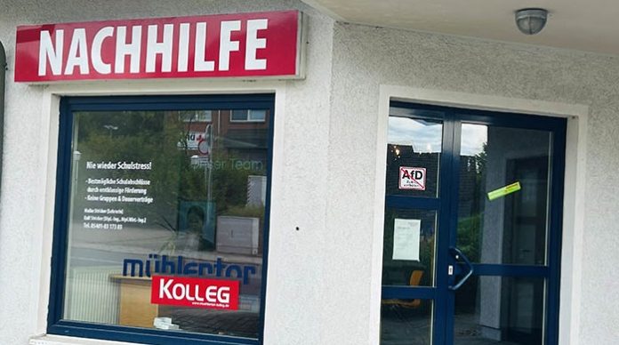 Nicht sehr vertrauenswürdig: An dieser Nachhilfeschule in Hagen (NRW) prangt am Eingang ein großer Aufkleber 