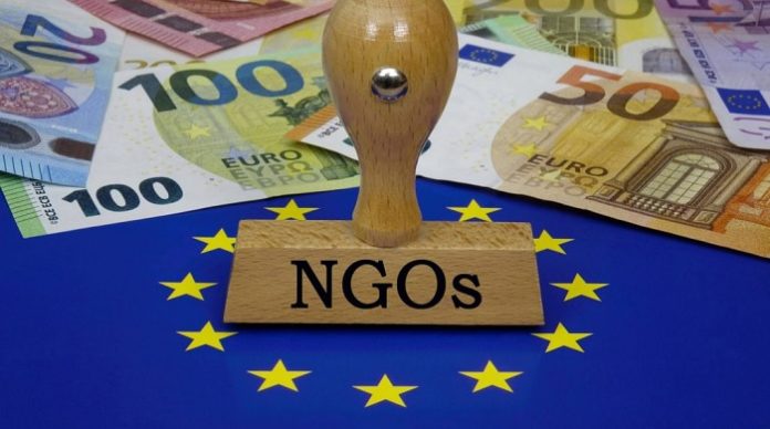 Mit vollen Händen schmeißt die EU-Kommission die Steuergelder der Europäer für sogenannte NGO-Förderung raus.