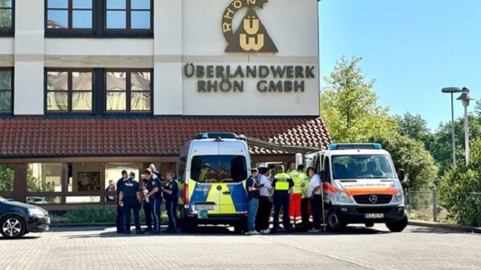 Der Angriff bei dem regionalen Netzbetreiber Überlandwerk Rhön in Mellrichstadt (Landkreis Rhön-Grabfeld) war der Polizei am Morgen gemeldet worden.