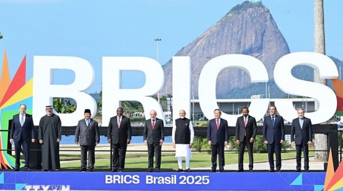 Die Staats- und Regierungschefs der BRICS-Staaten posieren für ein Gruppenfoto beim BRICS-Gipfel in Rio de Janeiro, Brasilien.