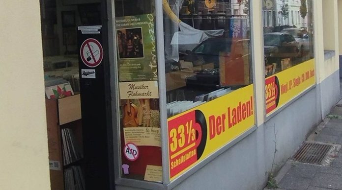 Ein AfD-Verbotsschild prangt gut sichtbar am Eingangsbereich eines Plattengeschäfts in Duisburg (NRW).