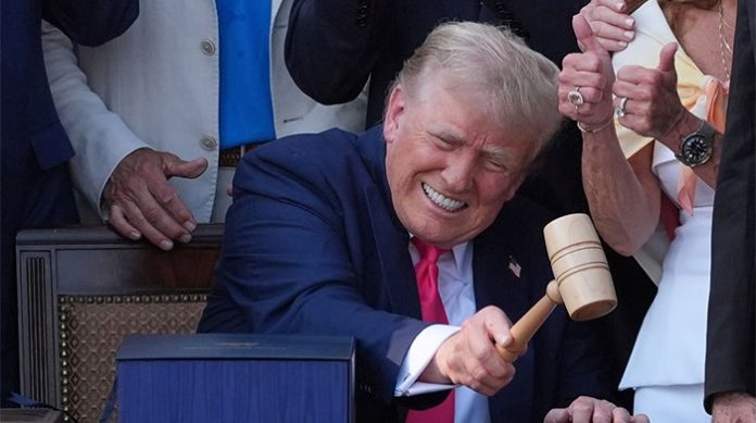 US-Präsident Donald Trump schlägt mit dem Hammer, nachdem er sein Gesetz über Steuererleichterungen und Ausgabenkürzungen (