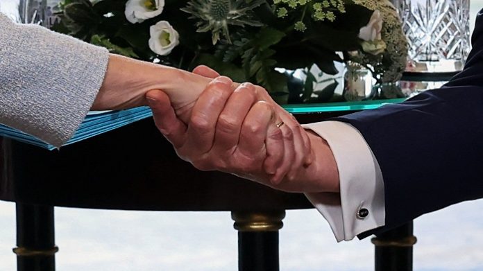 Der Handschlag, der Deutschland am härtesten trifft. Als Exportnation, als Energieimporteur, als Staat mit einer durchindustrialisierte Struktur, die auf berechenbare Märkte angewiesen ist. 