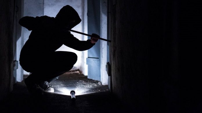 In dem einstmals gutbürgerlichen Wohnumfeld von Berlin-Marienfelde wuchten am Montagabend vier Teenager - darunter zwei 13-Jährige und ein 14-Jähriger - eine Wohnungstür auf.