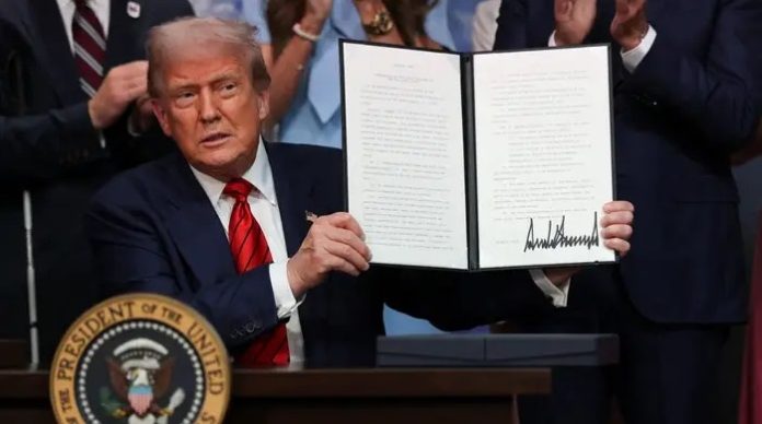 Präsident Donald Trump hat per Anordnung verfügt, dass Banken keine Konten mehr aus politischen oder religiösen Gründen schließen dürfen.