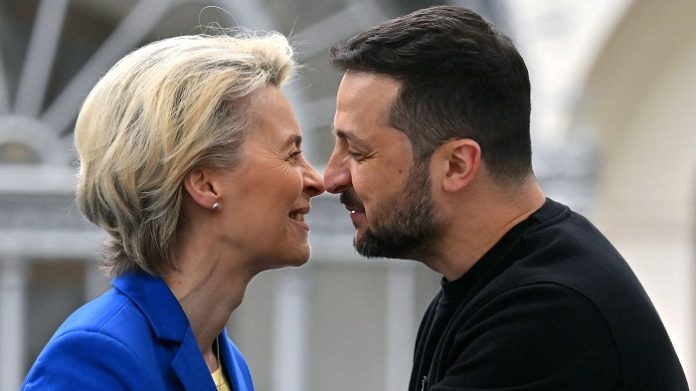 Es war und ist die unsägliche Dauerversagerin Ursula von der Leyen, die sich in zahllosen Begegnungen mit Selenskyj zur größenwahnsinnigen selbsternannten europäischen Kriegsherrin aufgeschwungen hat.