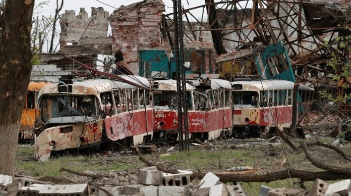 Die Ukraine ist mit weit über einer Billion Euro verschuldet. Wenn die Ukraine zahlungsunfähig wird, werden diese Schulden notleidend und kommt es international zu Turbulenzen.