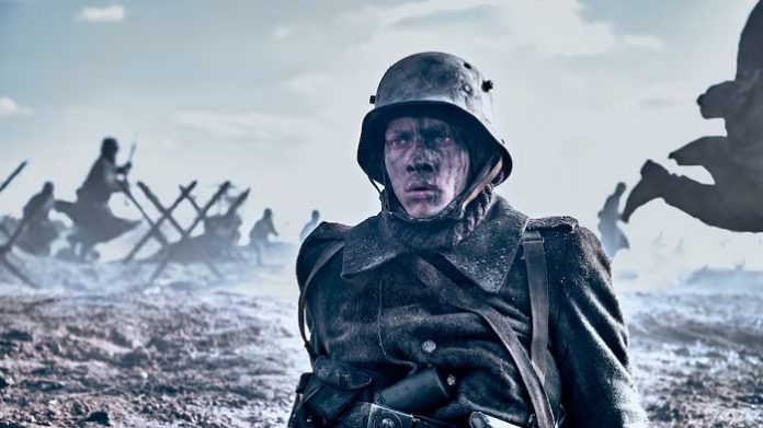 Szenenfoto aus dem Spielfilm „Im Westen nichts Neues“ mit Felix Kammerer in der Rolle des Paul Bäumer.