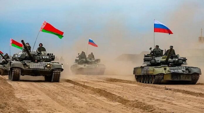 Traditionell fand im September an der Grenze zur NATO die gemeinsame russisch-belarussische Übung „West 2025” („Sapad 2025”) mit 100.000 Soldaten statt – deutlich mehr, als zuvor angenommen. Überraschend nahm auch eine US-Delegation teil.