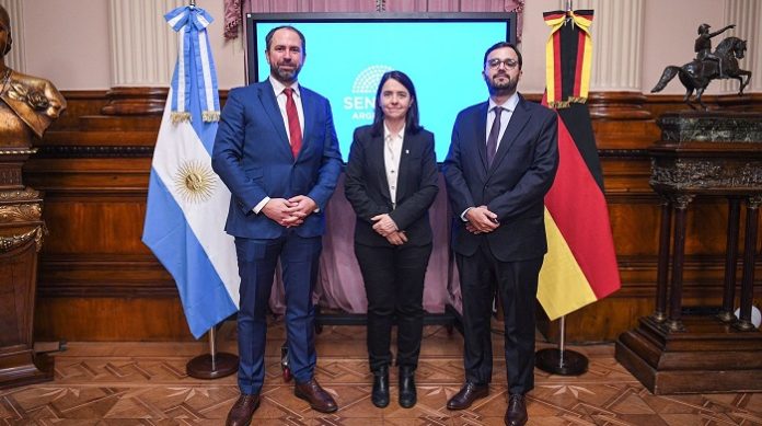 Markus Buchheit (l.) mit Carmen Álvarez Rivero, Nationalsenatorin, und Manuel Echavarría, Koordinierungsminister des Nationalsenats von Argentinien. Oktober 2024, Buenos Aires.