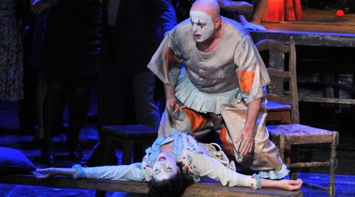 In der Oper „Pagliacci“ (Die Gaukler) von Ruggiero Leoncavallo setzt Canio seiner untreuen Ehefrau Nedda nach und sticht ihr einen Dolch ins Herz.