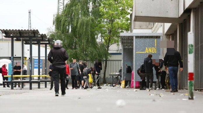 Offene Drogenszene in einer westdeutschen Großstadt (hier Hannover) – die allermeisten Rauschgiftabhängigen konsumieren Crack.