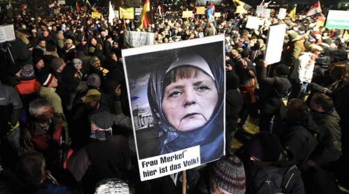 Die Katastrophe des 4. September 2015 gilt als tiefgreifende Zäsur und Wendepunkt der sich bis dahin halbwegs rechtsstaatlich vollziehenden bundesdeutschen Geschichte (Foto: Pegida-Demo gegen die Merkel-Politik).