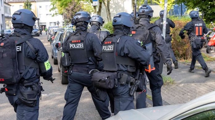 Nach dem Messer-Angriff des Kosovo-Albaners gab es am Freitagmorgen einen Großeinsatz des SEK in Essen.