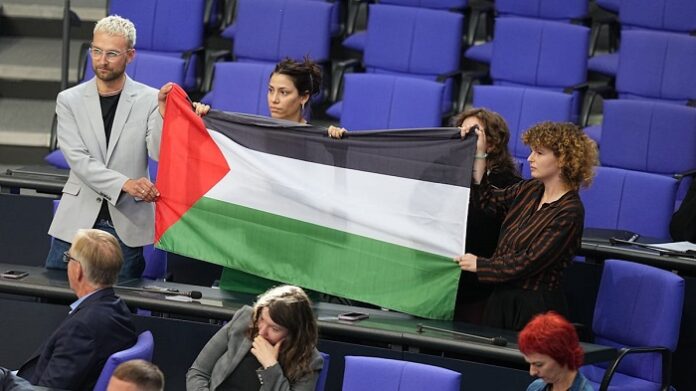 Während die Linken am Mittwoch im Parlament mit der Palästinafahne herumwedeln, verschachern die kleinen Koalitionäre Volksvermögen in Richtung Ukraine.