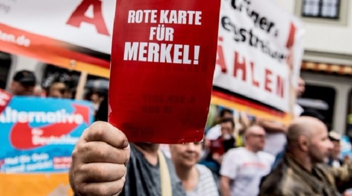 Heute lehnt laut Umfragen eine Mehrheit der Deutschen Merkels Entscheidung von 2015 ab, die Grenzen zu öffnen.