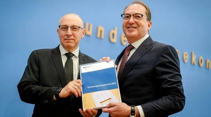 Der in der Türkei geborene Sinan Selen (l.) wurde von Innenminister Alexander Dobrindt (CSU) zum neuen Chef des deutschen Verfassungsschutz berufen.