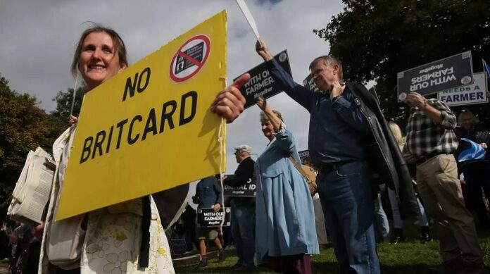 Über zwei Millionen Briten haben Petitionen gegen die BritCard unterzeichnet. Bürgerrechtler warnen vor einem „Datenstaat“, Demonstranten gehen auf die Straße.